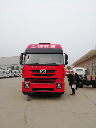 上汽紅巖29.7方前四后八鋁合金運(yùn)油車(chē)，20噸運(yùn)油車(chē)