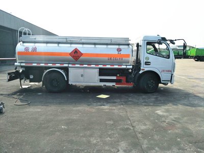 東風(fēng)多利卡7噸油罐車(chē)