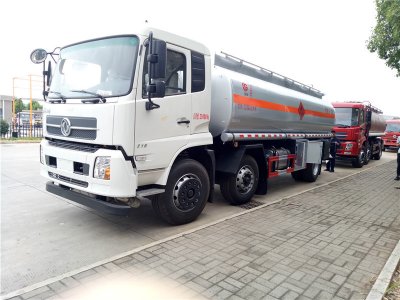 東風(fēng)天錦小三軸17.58方運(yùn)油車(chē)17.9噸油罐車(chē)