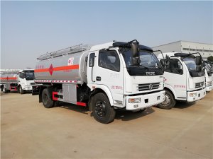 東風(fēng)多利卡排半9.8方運(yùn)油車(chē)