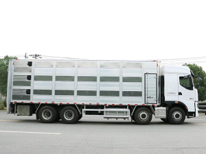 重汽國(guó)六9.6米畜禽運(yùn)輸車